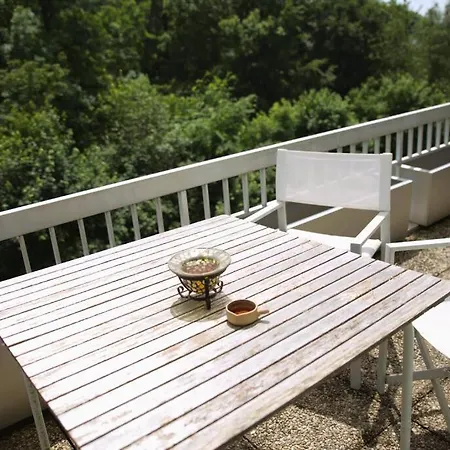 Sunny & Cozy With Shared Swimming Pool *